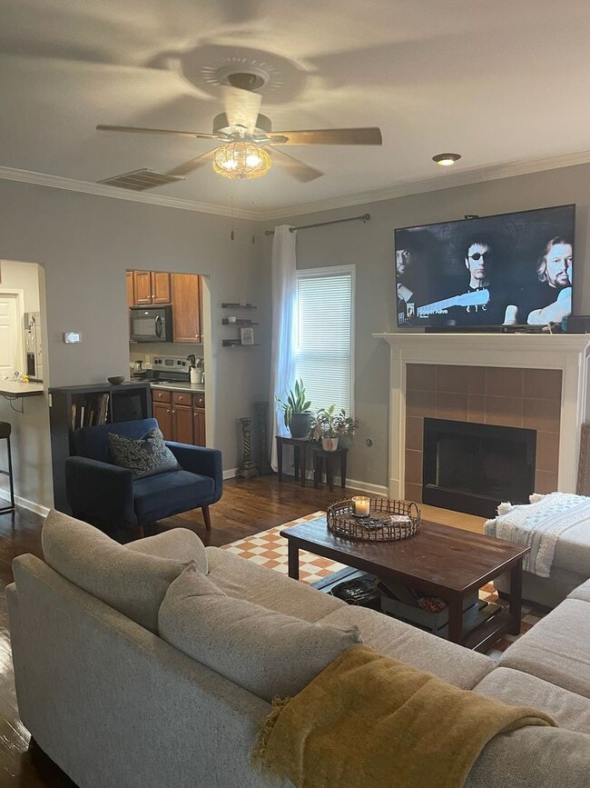 Building Photo - Cute Bungalow, Less Than Half Mile From We...