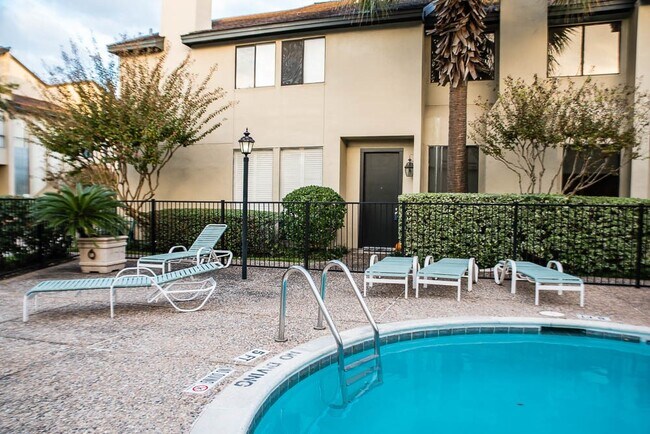 Building Photo - 1112 Bering Dr