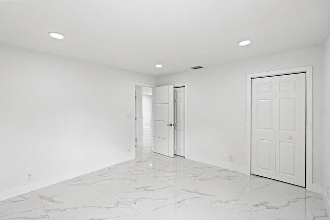Building Photo - 5341 N Andrews Ave