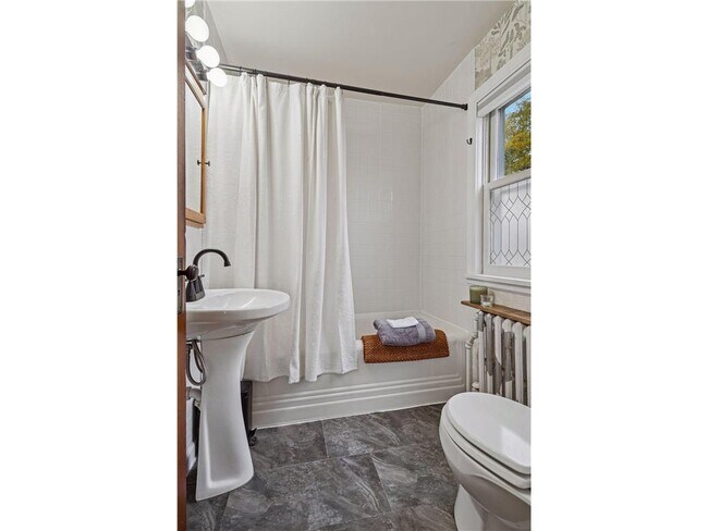 Building Photo - 1705 Ivy Ave E