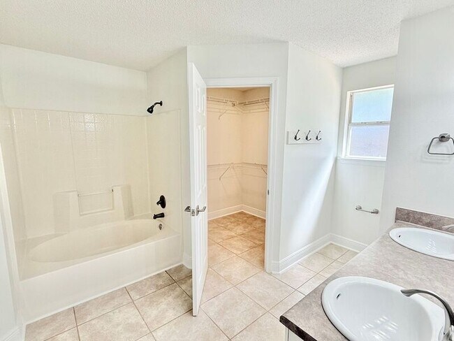 Building Photo - 4219 Crosswind Dr