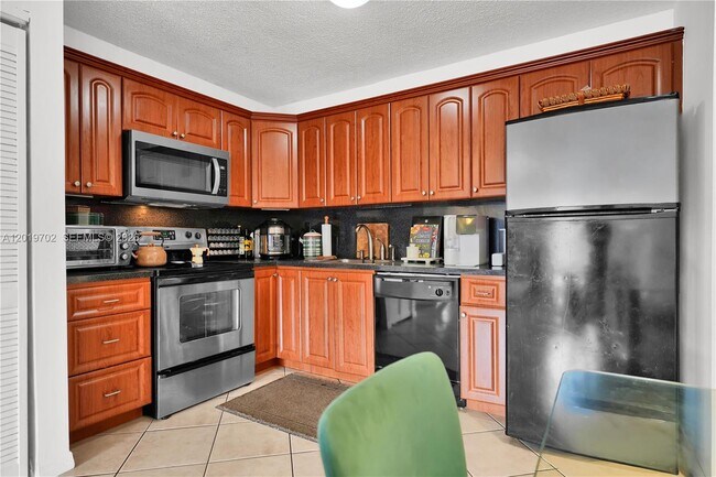 Building Photo - 10786 N Kendall Dr