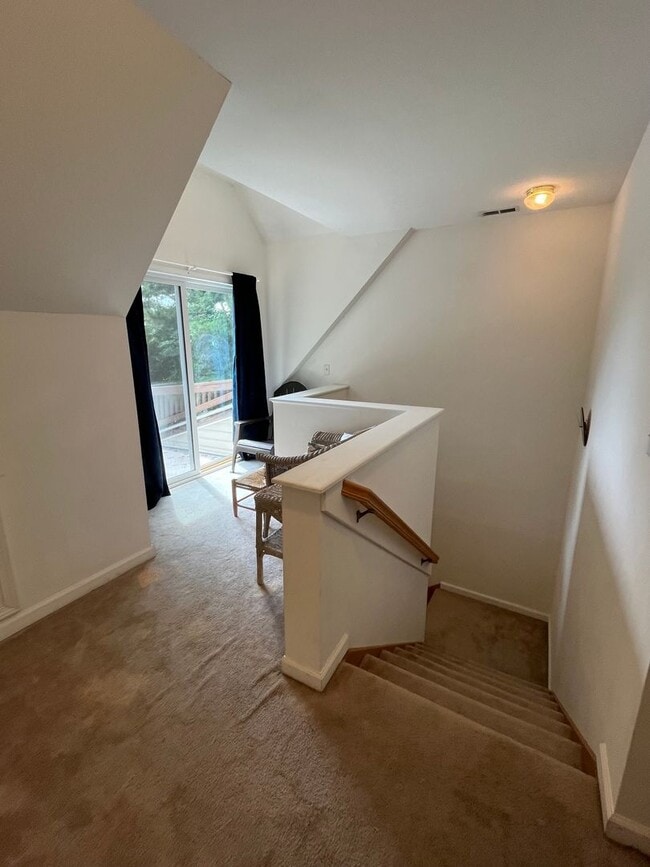 Building Photo - 3 Bedroom/2 Bathroom Furnished Rental Available from June 15, 2026 through March 31, 2027