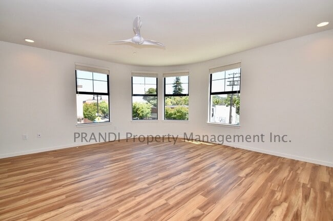 Building Photo - Spectacular 1 Bedroom Townhouse Apartment