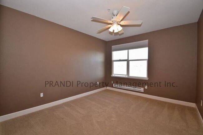 Building Photo - Top Floor Condo w/Views and Washer/Dryer!