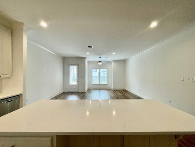 Building Photo - 9135 Southlawn Dr