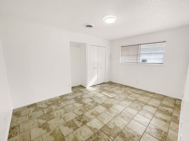 Building Photo - 2612-2614 East Sunset Circle