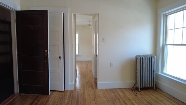 Building Photo - 12 E Main St