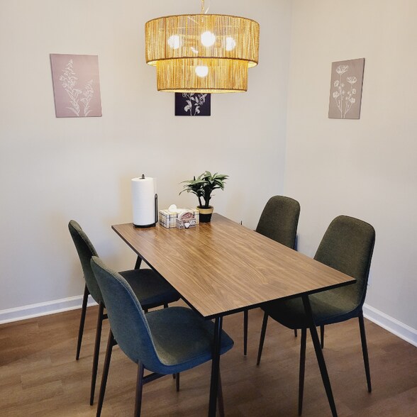 Building Photo - 253 White Oak Rd