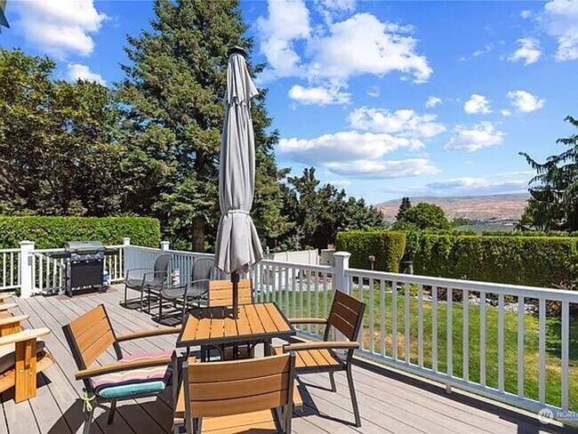 Building Photo - Luxury Home with Views, Maintained Pool and Yard. 5Bed, 3 Bath Great Location