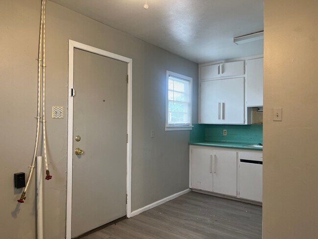 Building Photo - Charming 2-Bedroom in Manhattan Heights – ...