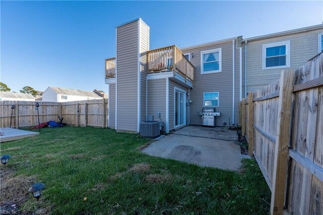 Building Photo - Spacious VB Townhouse!
