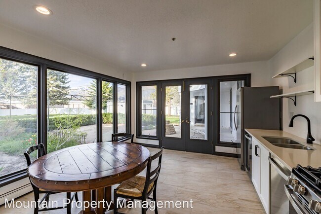 Building Photo - 10 br, 11 bath House - Employee Housing Op...