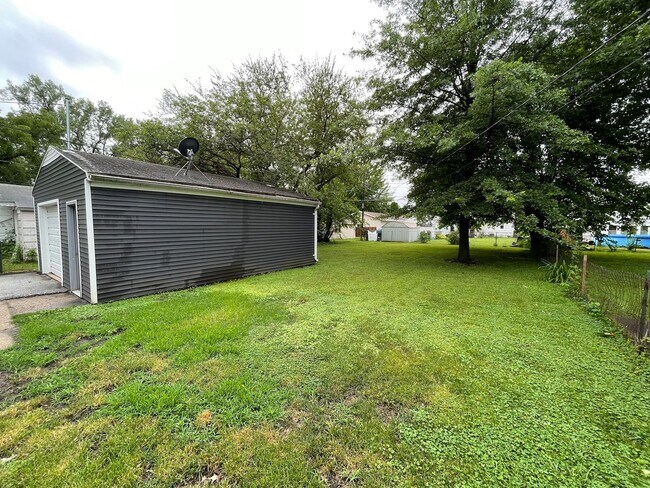 Building Photo - Cozy Peaceful 2 Bedroom Milan Home with Garage
