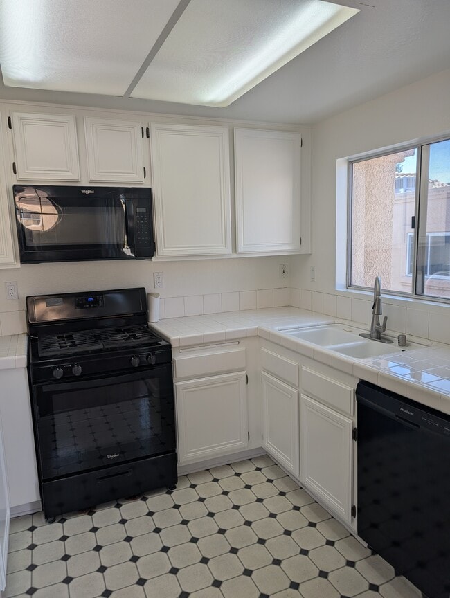 Building Photo - 18842 Vista Del Canon