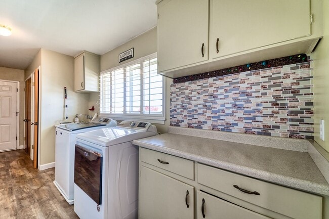 Building Photo - Beautiful 3 Bed / 2 Bath  on 1.8 Acres Ple...