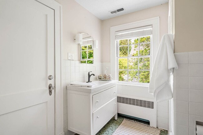 Building Photo - Stunning 3 bedroom FURNISHED MID-TERM RENTAL home in historic downtown Burlington