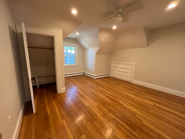 Building Photo - 90 Lyndhurst St
