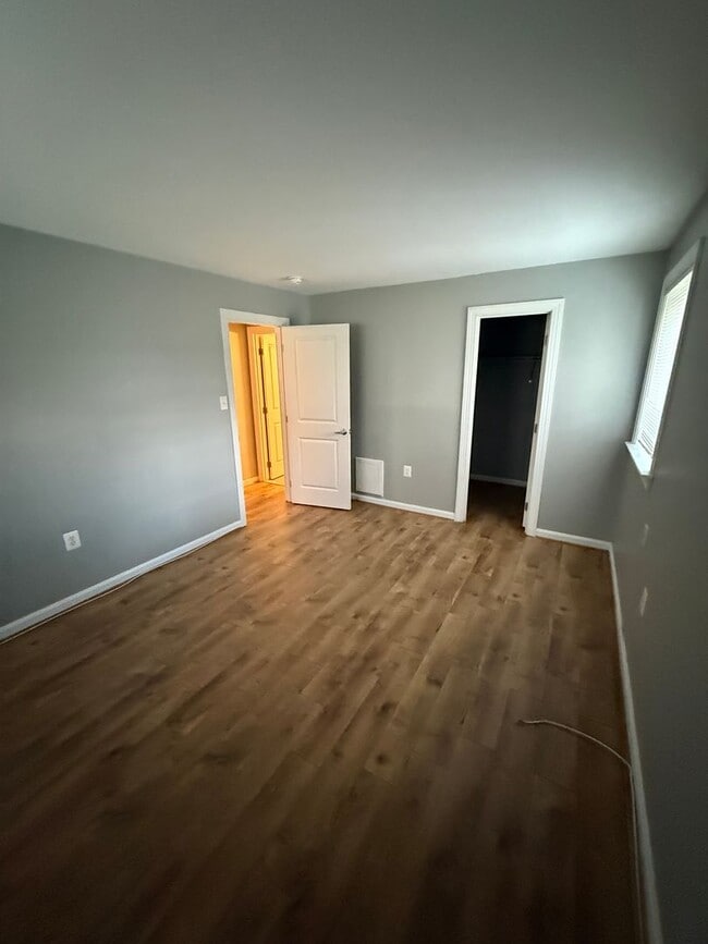 Building Photo - Cozy 1 Bedroom 1 Bathroom Condo- Conveniently Located at DC line