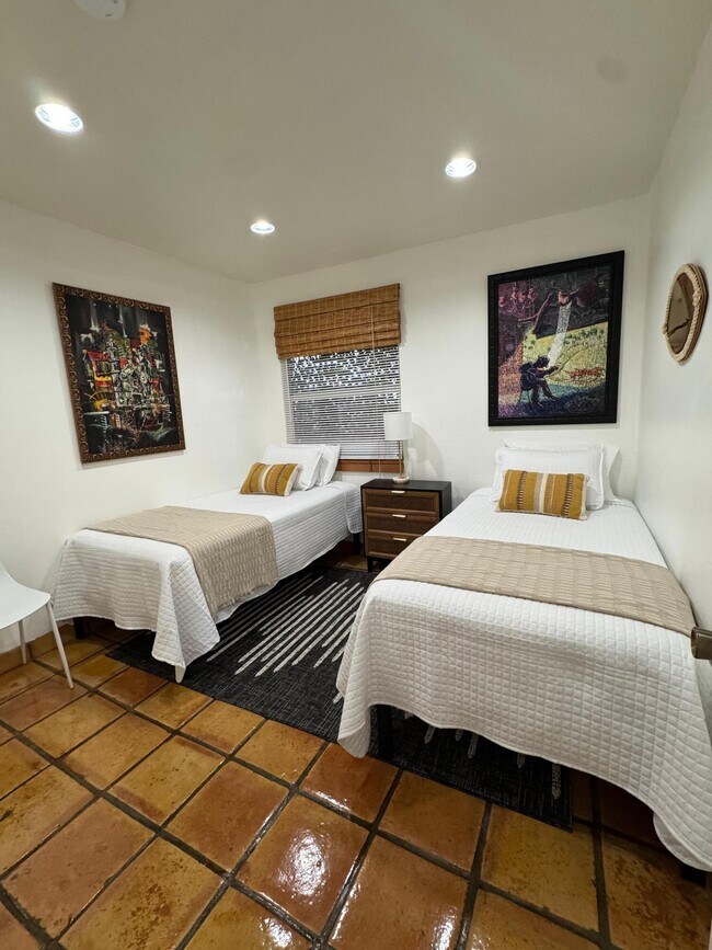 Building Photo - 256 E 24th St