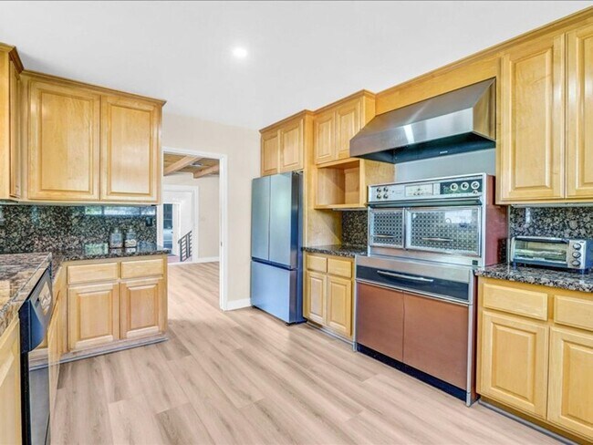 Building Photo - Welcome to this charming 3-bedroom, 2-bath...