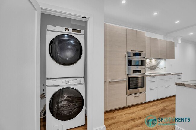 Building Photo - Russian Hill: Recently Remodeled Flat with In-Unit Washer & Dryer & A/C