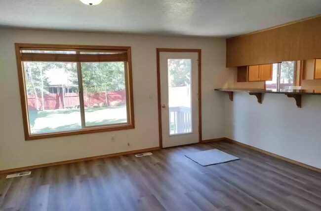 Building Photo - Spacious, updated home with A/C in SW Bend!