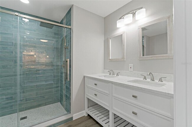 Building Photo - 8441 Bayshore Dr