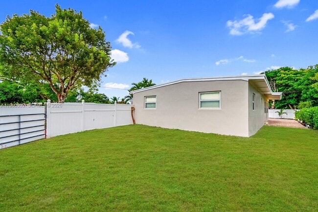 Building Photo - 3137 SW 15th St