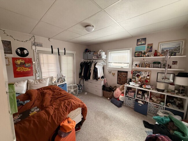 Building Photo - PRELEASING: 4 bdrm/1bath Sunny York Neighborhood home!