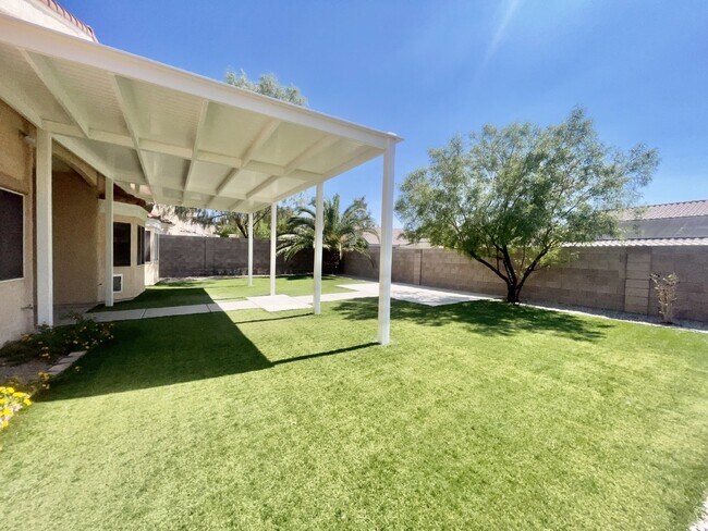 Building Photo - Stunning 3 bedroom 3 bath with dual primar...
