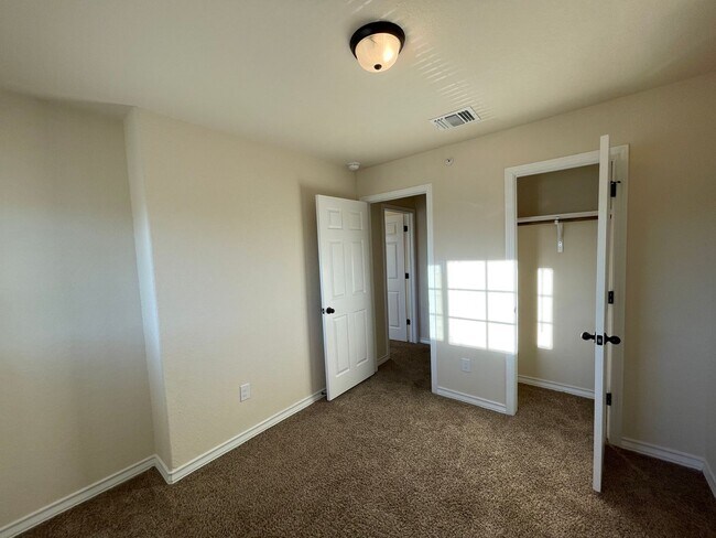 Building Photo - Town home for rent