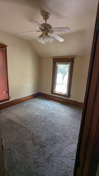 Building Photo - 326 E Hickory St