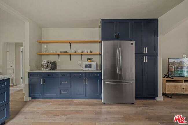 Building Photo - 8822 Rosewood Ave