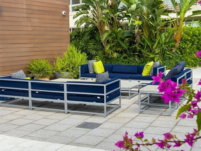 Building Photo - 3250 NE 1st Ave