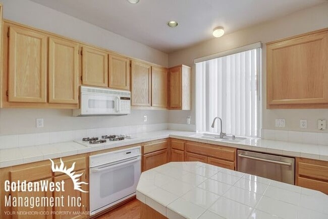 Building Photo - Immaculate 3Bdm 2.5Ba Townhouse with  2-Car Garage