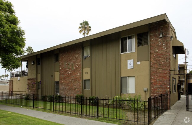 Primary Photo - 330 E Wakefield Ave