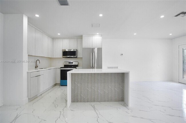 Building Photo - 630 W 72nd Pl