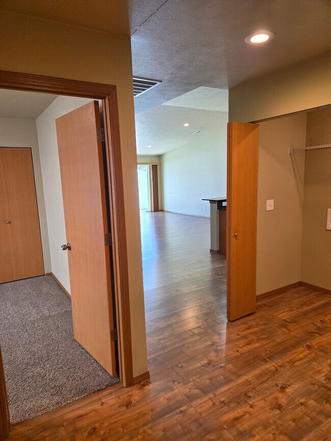 Building Photo - Tschirley  CT Duplex