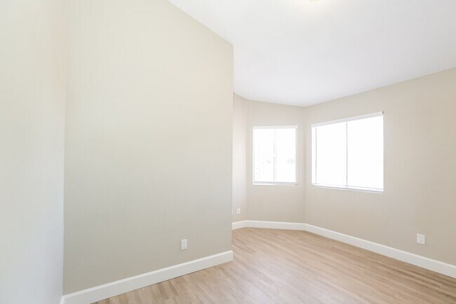 Building Photo - 7922 W Laurel Ln