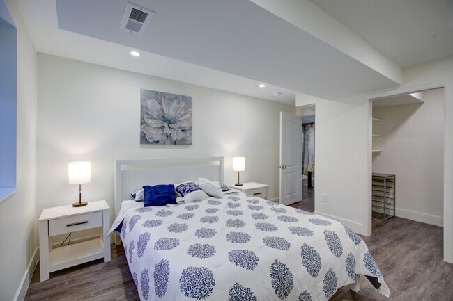 Building Photo - Single Apartment (brand new)