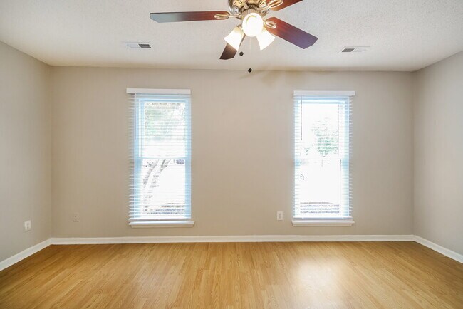 Building Photo - 3242 Hawick Commons Dr