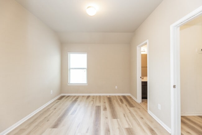 Building Photo - 2414 Garden Falls Dr