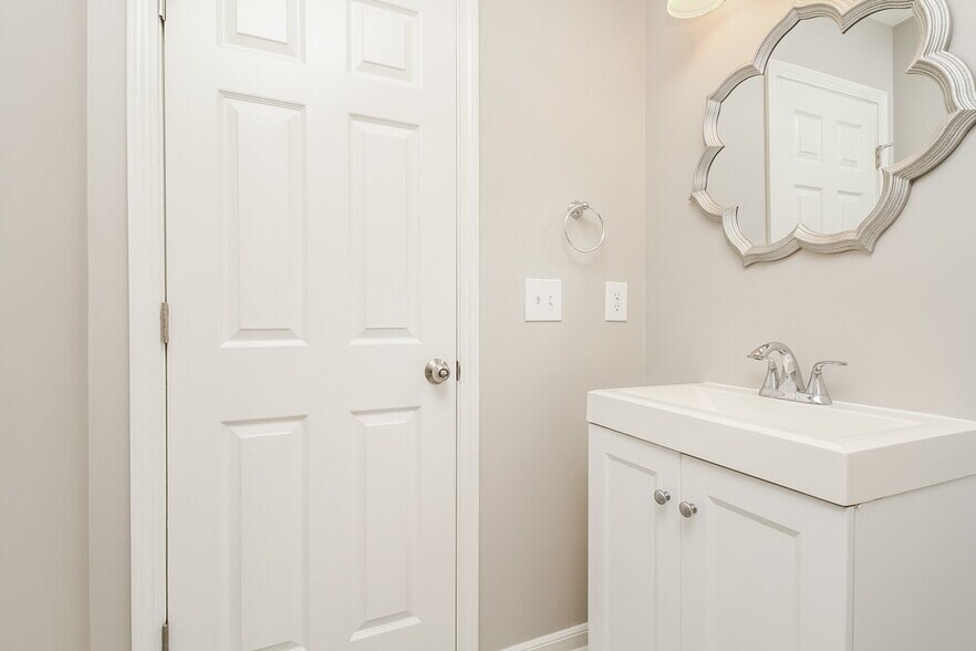 Building Photo - 913 Birchmill Point S