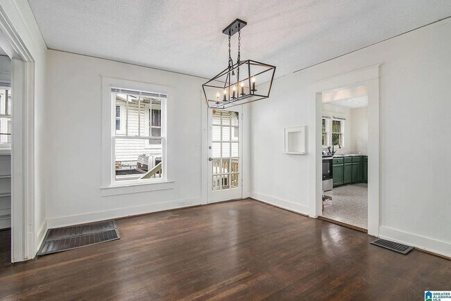 Building Photo - Charming Craftsman Bungalow in South East ...