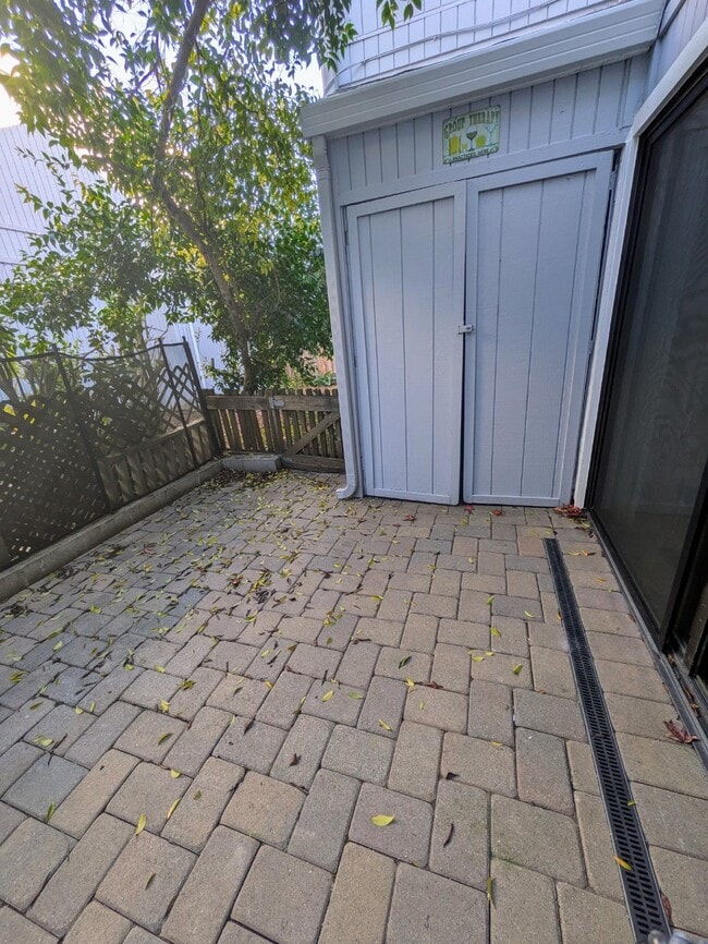 Building Photo - TOWNHOME WITH BONUS LOFT, IN-UNIT LAUNDRY, WATER AND GARBAGE INCLUDED