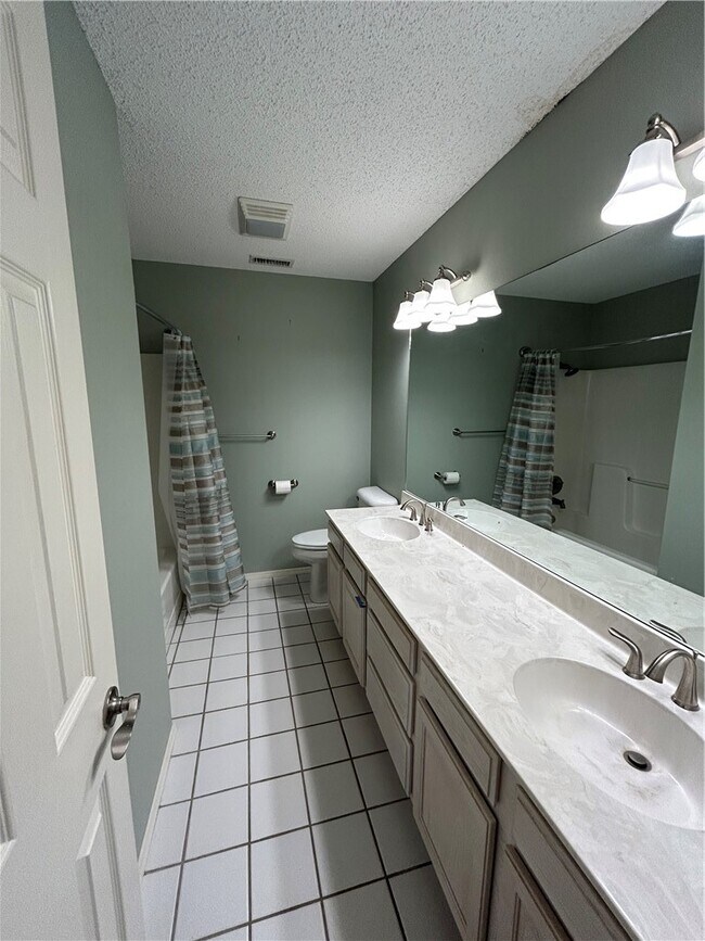 Building Photo - 1826 N Glenbrook Pl