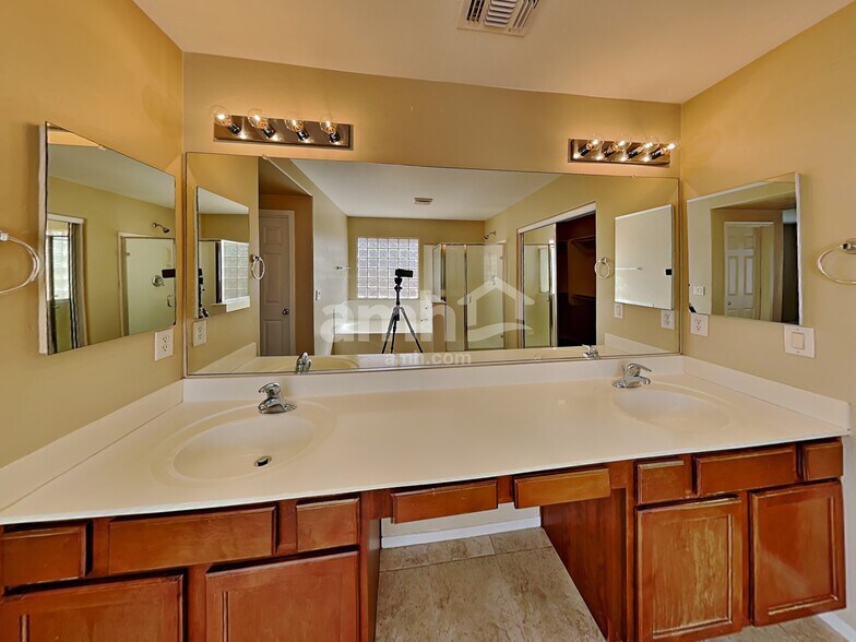 Building Photo - 11369 W Lincoln St