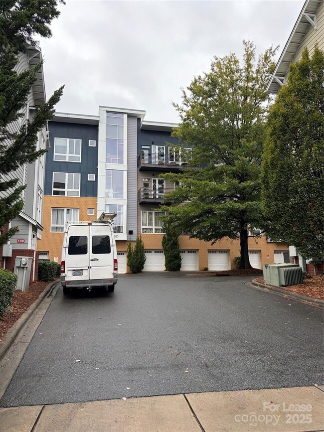 Building Photo - 2200 Lyndhurst Ave