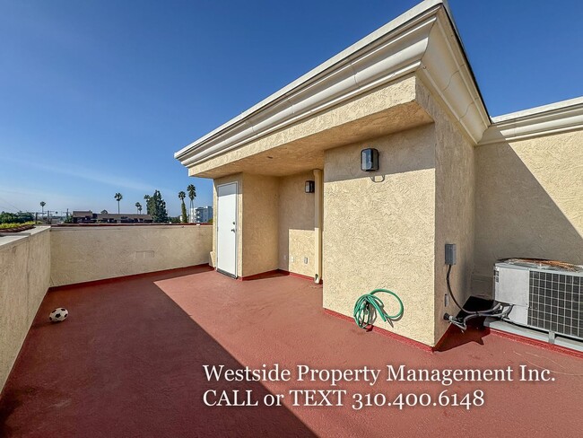 Building Photo - Mar Vista Townhouse Style 2BD + 2BA W/Roof...